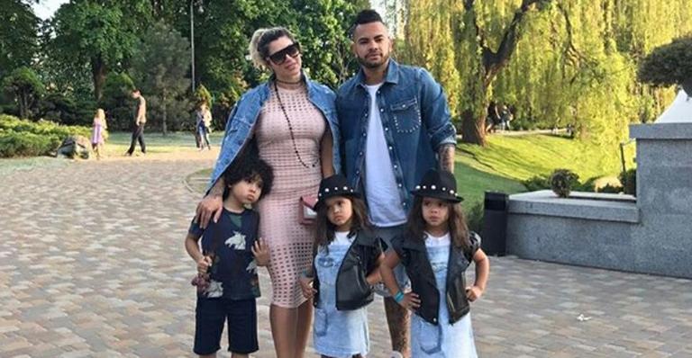 Dani Souza mostra os 3 filhos desenhando em seu corpo: “Meus maiores presentes de Deus”