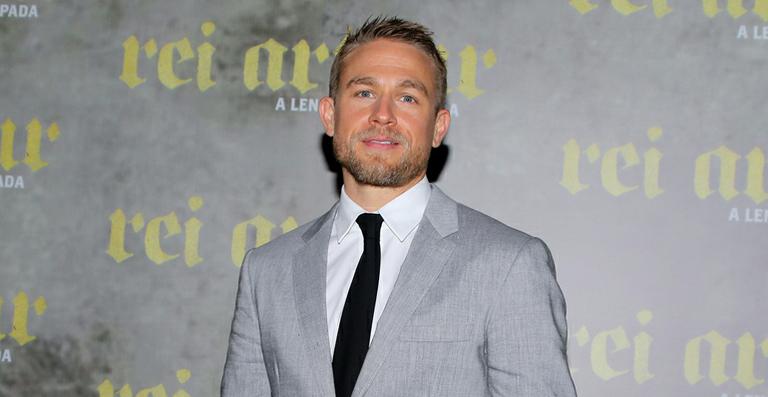 No Brasil, Charlie Hunnam lança o filme Rei Arthur em SP