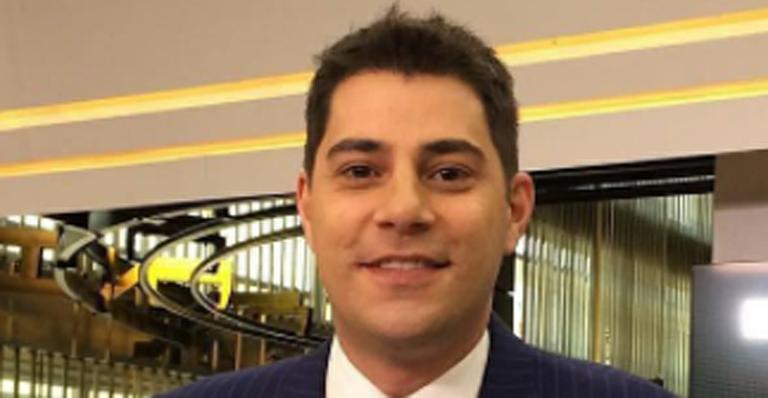 Evaristo Costa compara gravata à toalha de mesa e diverte fãs