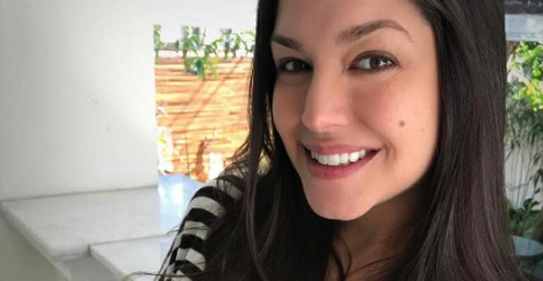 Thaís Fersoza exibe o lindo barrigão na praia e avisa: “Já já Teodoro chega”