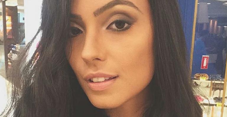 Dayanna Maia, filha de Latino, faz topless com amiga em praia