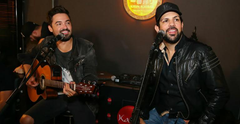 Fernando e Sorocaba promovem pocket-show em São Paulo