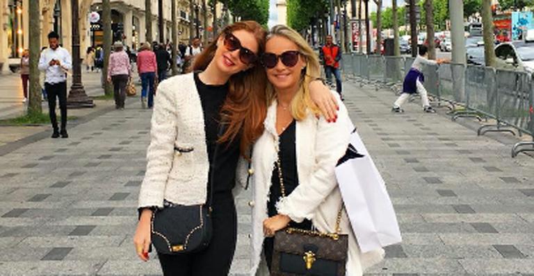 Marina Ruy Barbosa posa com a mãe em Paris