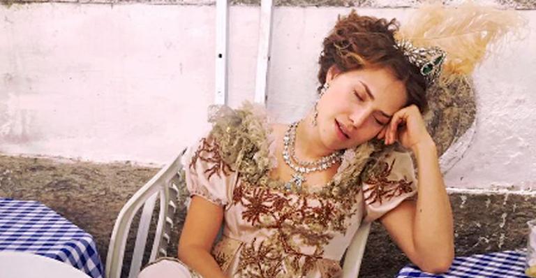 Letícia Colin se rende ao relaxante ‘escalda pés’