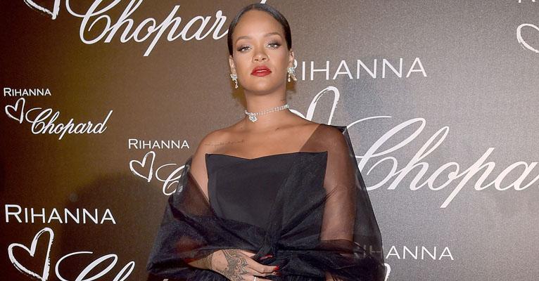 Em Cannes, Rihanna surpreende ao usar vestido sofisticado em jantar de gala