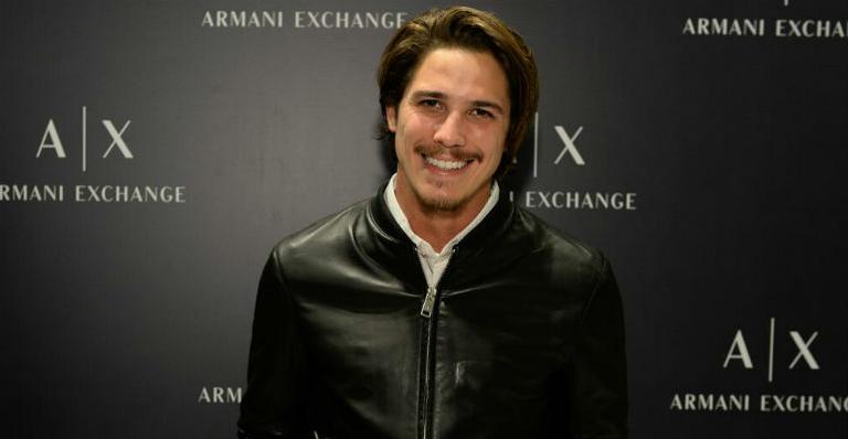 Rômulo Neto rouba a cena em encontro fashion