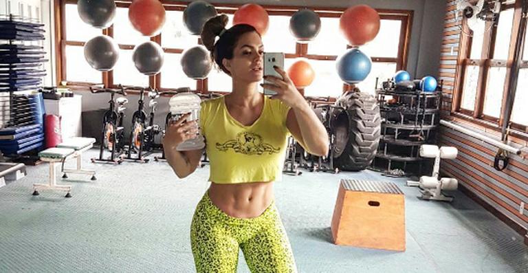 Após o 3º filho, Kelly Key comemora a boa forma