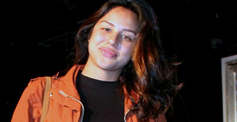 Segurando o barrigão, Yanna Lavigne prestigia espetáculo no teatro