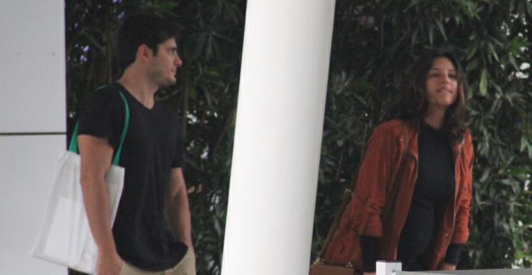 Bruno Gissoni acompanha Yanna Lavigne em exame no hospital