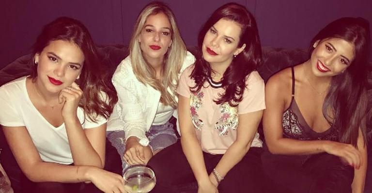 Bruna Marquezine e Fernanda Souza se divertem com amigas em restaurante de São Paulo