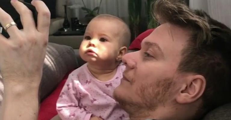 Melinda ouve a nova música do papai Michel Teló e tem reação fofíssima