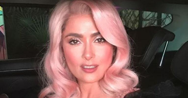 Salma Hayek radicaliza o visual e pinta o cabelo de rosa no Festival de Cannes