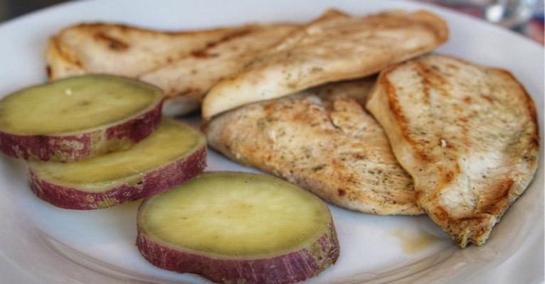 Vida fitness: conheça os perigos de fazer uma dieta só de frango com batata doce