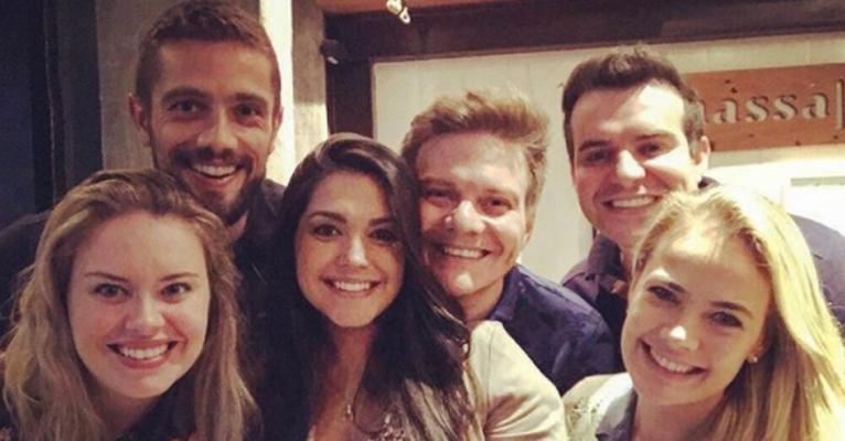 Michel Teló e Thais Fersoza  almoçam no restaurante do amigo Rafael Cardoso e atriz exibe barrigão