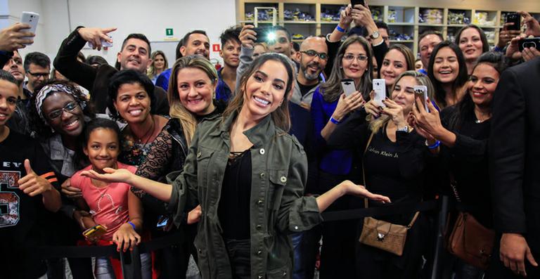 Anitta causa comoção em encontro de moda em SP