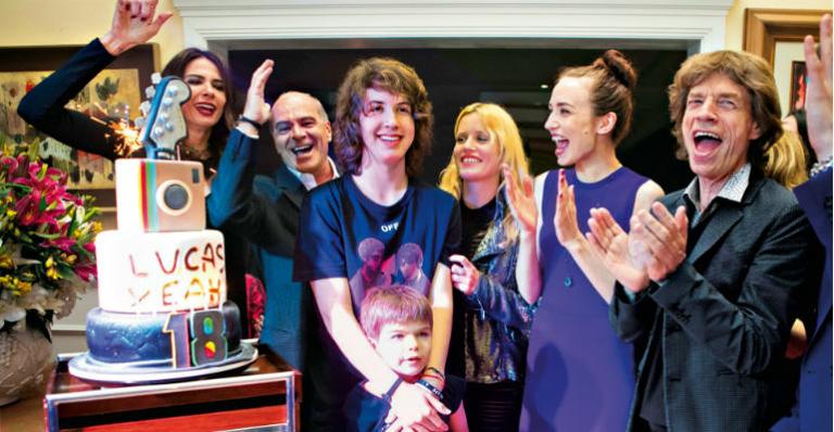 Ao lado do pai, Lucas Jagger chega aos 18 anos