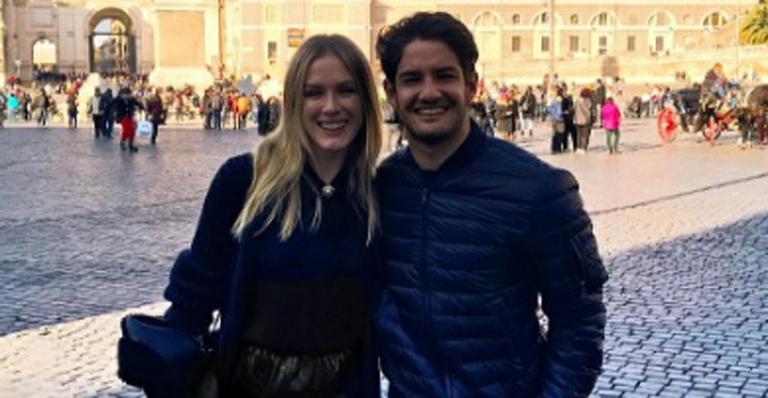 Fiorella Mattheis compartilha momento de carinho com Pato