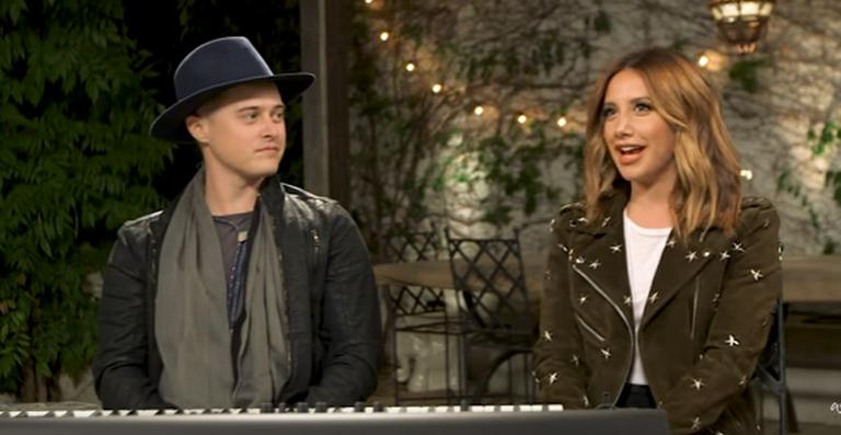 Ashley Tisdale e Lucas Grabeel cantam sucesso de High School Musical