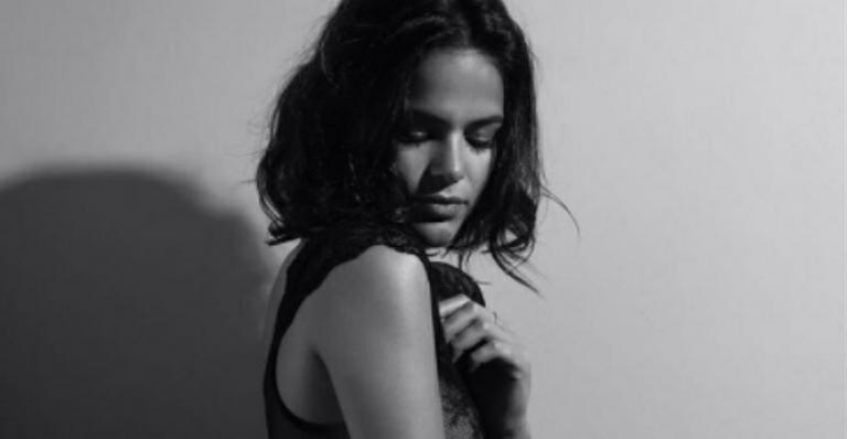 Bruna Marquezine posa de lingerie transparente e fãs brincam: “Pisa menos”