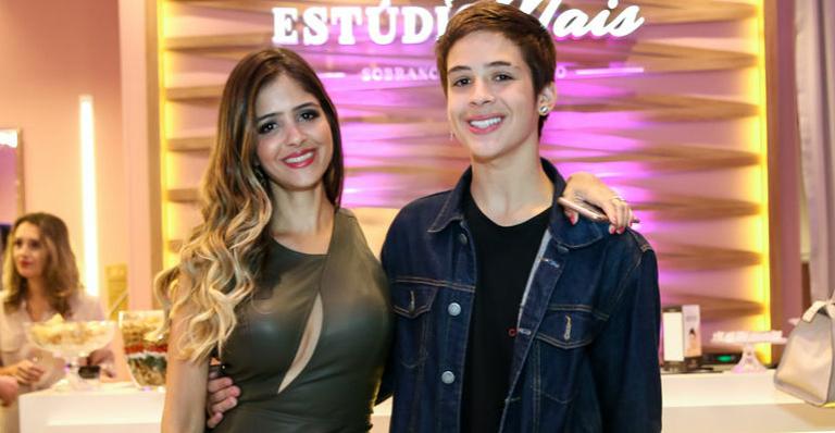 João Guilherme prestigia a mãe, Naira Ávila, em inauguração