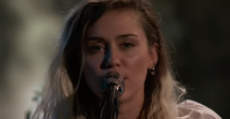 Miley Cyrus dedica performance a Ariana Grande e vítimas de atentado