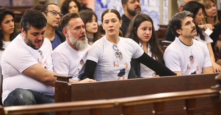 Claudia Raia e Jarbas Homem de Mello se emocionam em missa de 7° dia de Marcos Tumura