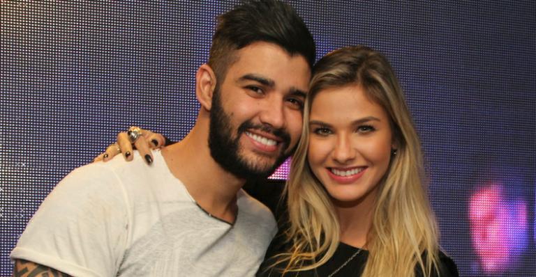 Andressa Suita posa com barrigão gigante de fora vestindo pijama estiloso