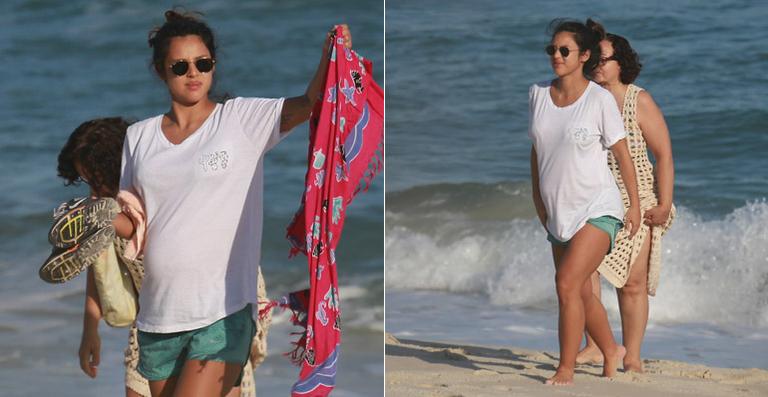 Grávida, Yanna Lavigne aproveita a tarde na orla carioca