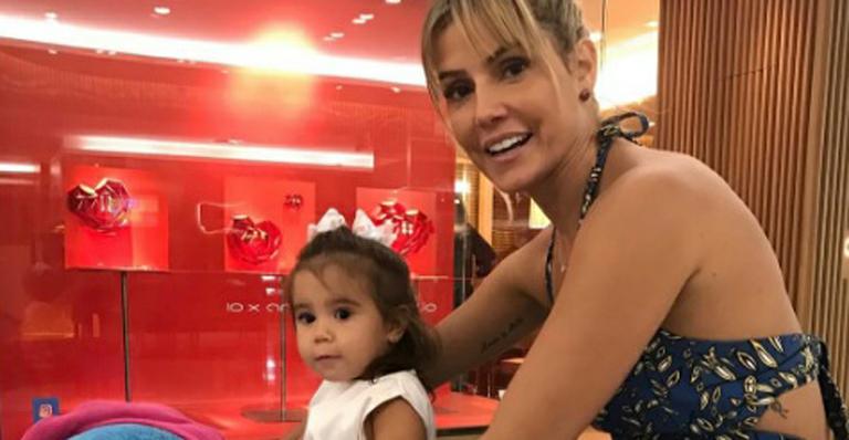 Deborah Secco mostra a filha batendo no próprio bumbum pra pegar no sono: “Eu não aguento”