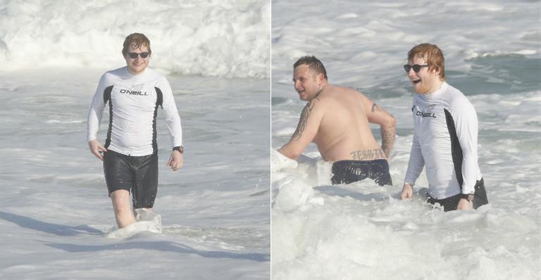 Ed Sheeran se diverte em praia no Rio de Janeiro