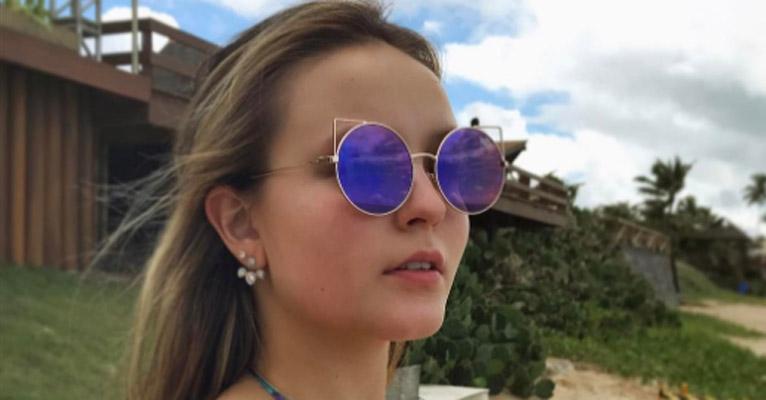 Com 16 anos, Larissa Manoela faz alongamento de cílios e aprova o resultado: ‘Amando muito”