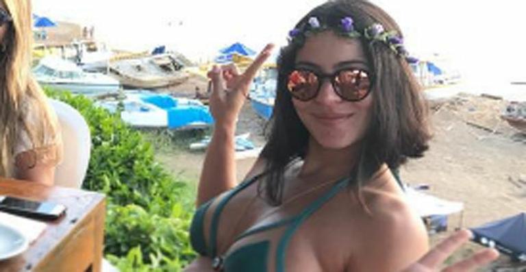 De biquíni, Carol Castro exibe barriga de 7 meses