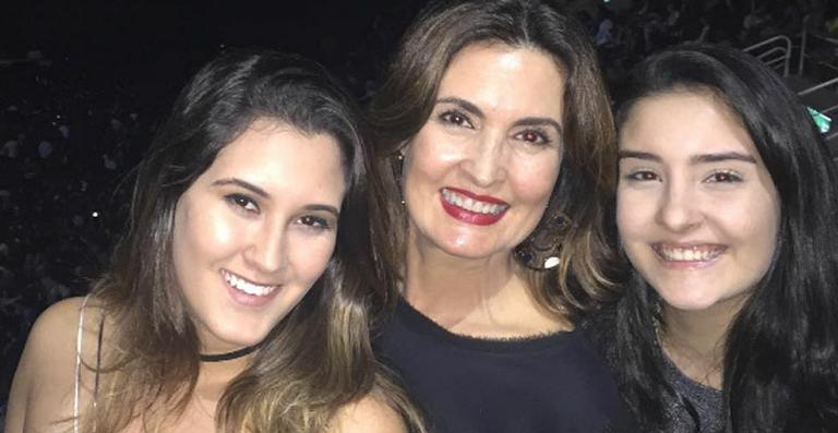 Fátima Bernardes vai com as filhas ao show de Ed Sheeran