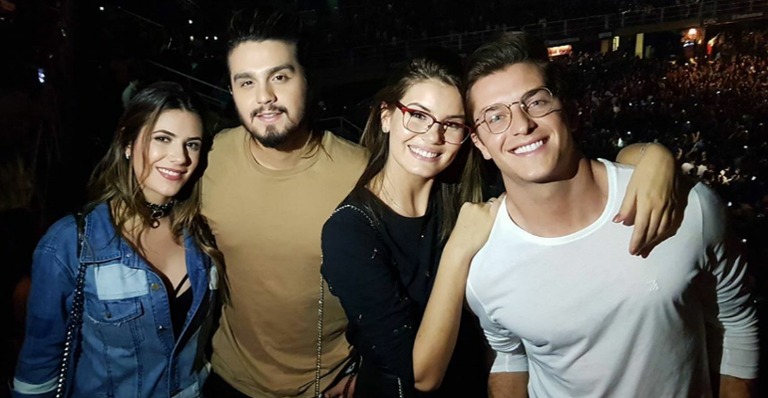 Luan Santana e Jade Magalhães curtem show com Camila Queiroz e Klebber Toledo