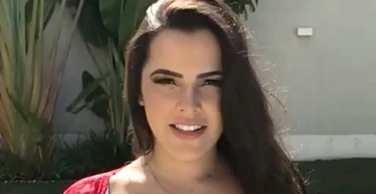 Emilly posa deslumbrante de maiô em piscina de mansão e avisa: “Nunca aceite migalhas”