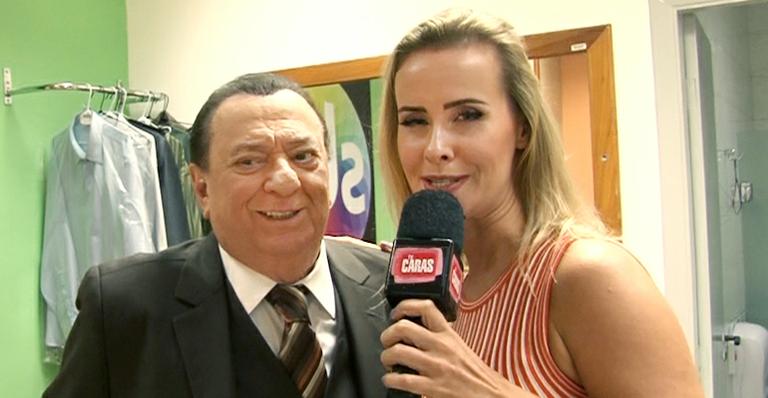 Programa Raul Gil: Lola invade os bastidores