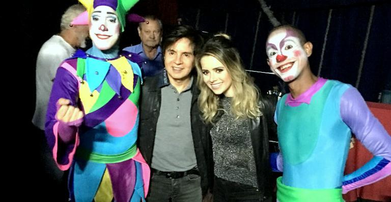 Sandy e o pai, Xororó prestigiam espetáculo circense