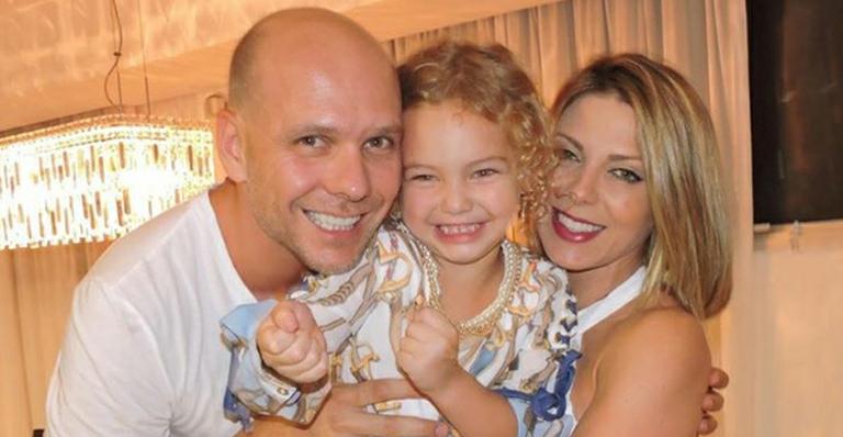 Sheila Mello posa de lingerie vermelha ao lado de Xuxa