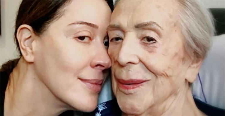Claudia Raia surpreende fãs ao publicar selfie ao lado da mãe de 94 anos