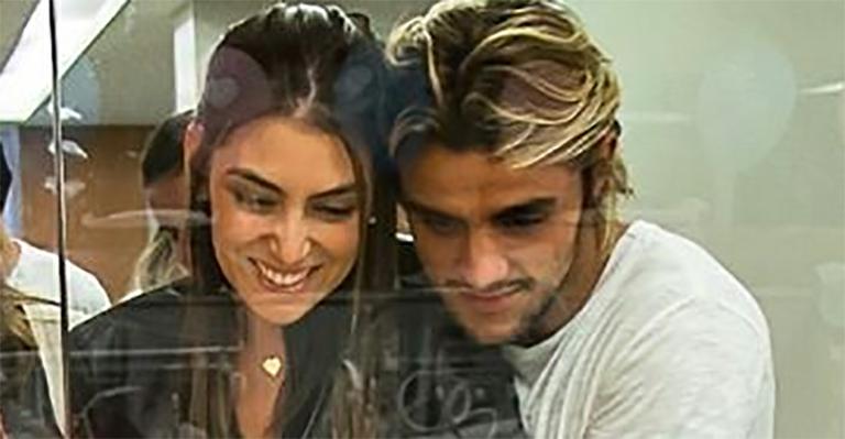 Felipe Simas vai com a esposa conhecer a sobrinha, Madalena: ‘Admirando a pureza’