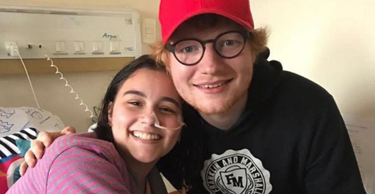 Ed Sheeran visita fã em hospital de Curitiba