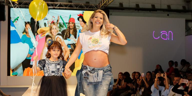 Grávida, Karina Bacchi participa de desfile do bem