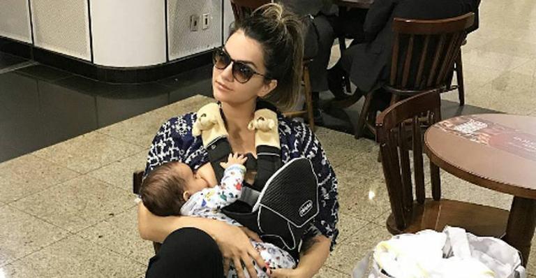 Com o filho no colo, Kelly Key desabafa após passar dificuldades em aeroporto: ‘Minha vida como ela é’