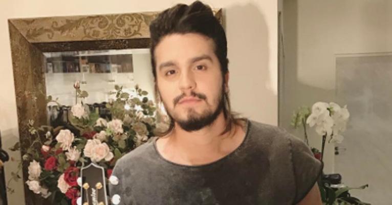 Luan Santana posa com os cabelos longos molhados e divide opiniões  das fãs se aprovam o visual