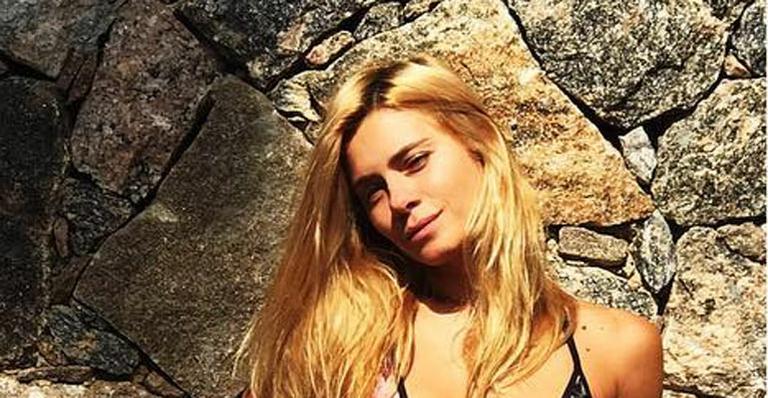 Carolina Dieckmann posa de biquíni e mostra costelas salientes em foto