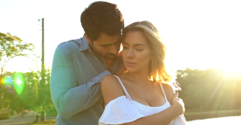 Adriana e Rodrigão cantam juntos em clipe; veja ‘Nosso cantinho pra amar”