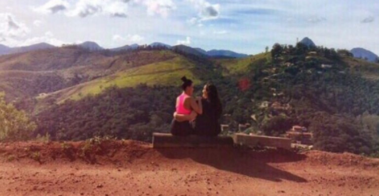 Ana Carolina mostra foto romântica com Letícia Lima na serra