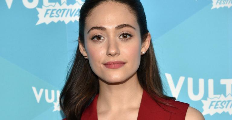 Emmy Rossum, de Shameless, exibe foto de seu casamento