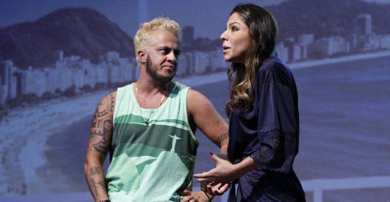 Thammy Miranda surge sem camisa e em cenas quentes com Andressa Ferreira em peça no teatro