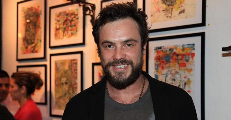 Sérgio Guizé lança sua 1ª exposição individual de aquarelas